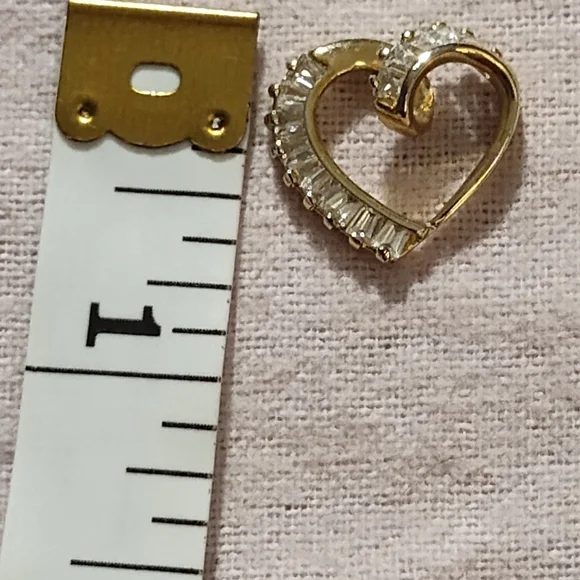 💗🎁🥰Elegant Gold Tone Heart Pendant with Cz Accents - Picture 2 of 4
